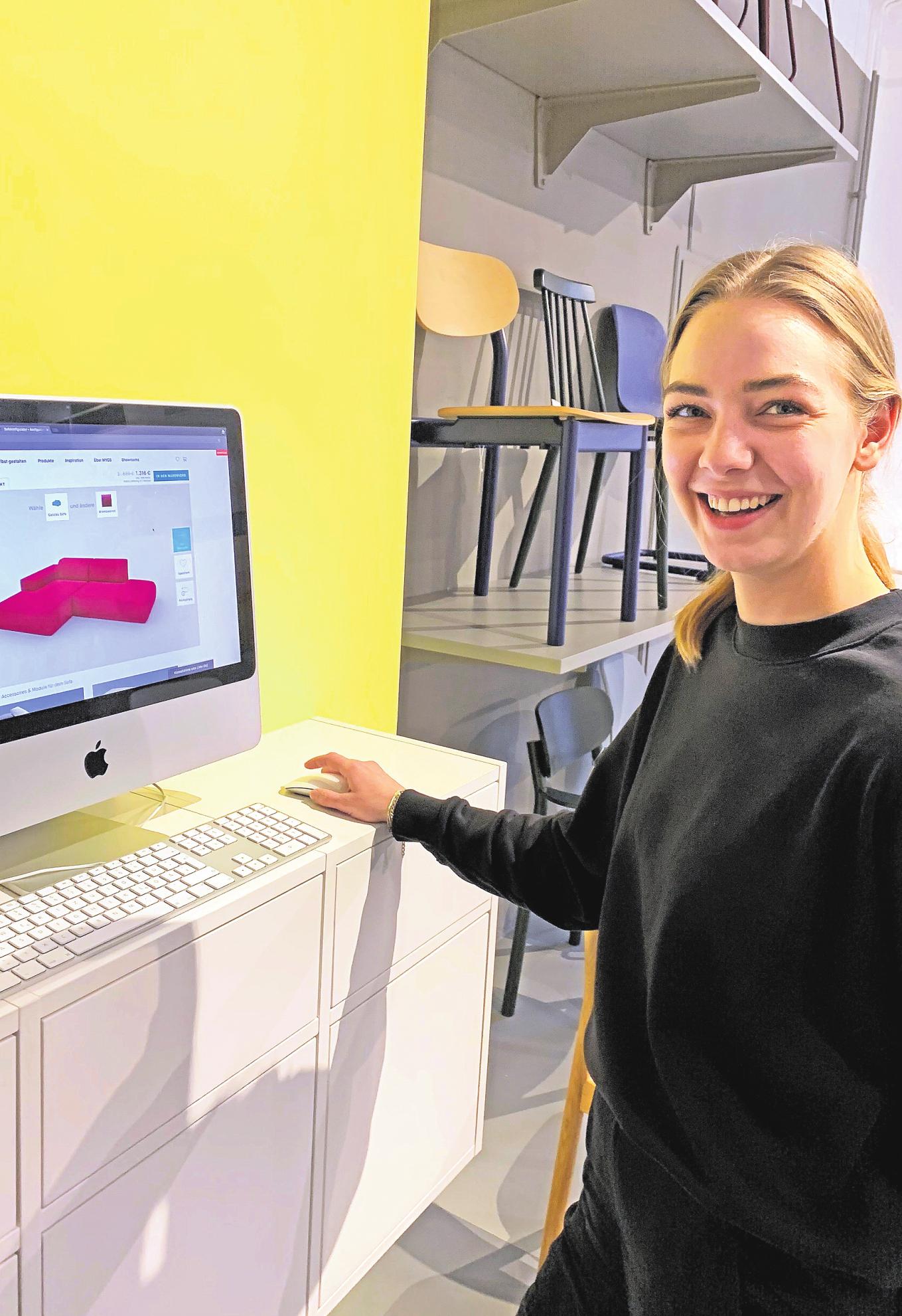 Klara Rodenberg zeigt im MYCS-Showroom, wie man am Computer Möbelstücke kreiert. FOTO: HEDDA MÖLLLER