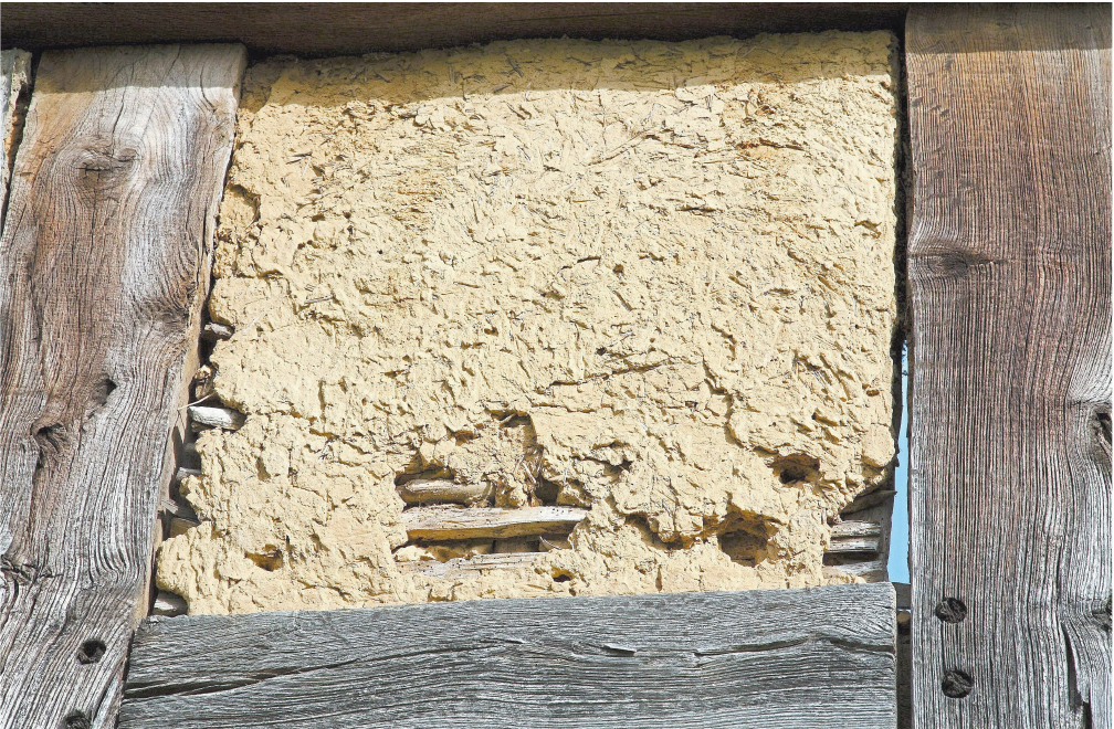 Die Wände von Fachwerkhäusern wurden oft aus Holzbalken, Lehm und Flechtwerk gefertigt. Diese Materialien kommen mit modernen Dämmstoffen nicht unbedingt klar. Foto: dpa Die Wände von Fachwerkhäusern wurden oft aus Holzbalken, Lehm und Flechtwerk gefertigt. Diese Materialien kommen mit modernen Dämmstoffen nicht unbedingt klar. Foto: dpa