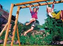 Bewegung macht schlau – am sichersten im eigenen Garten. Foto: JungleGym/Holzland Bewegung macht schlau – am sichersten im eigenen Garten. Foto: JungleGym/Holzland