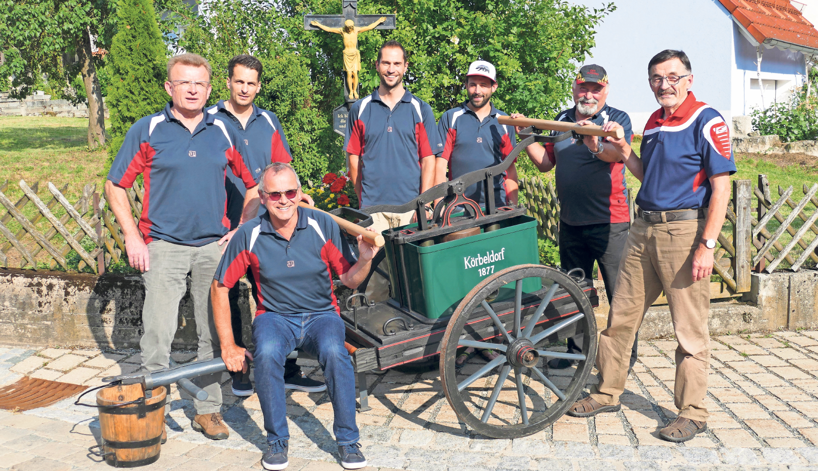 Sie sind Teil des Festausschusses: (von links) Josef Neukam, Sebastian Neuner, Herbert Maier, Martin Büttner, Tobias Haberberger, Georg Haberberger und Josef Krieg mit der historischen Handspritze aus dem Jahr 1877. Das gute alte Stück ist noch immer voll funktionsfähig und kommt bei Hochzeiten und Taufen zum Einsatz. Foto: Rosi Thiem Sie sind Teil des Festausschusses: (von links) Josef Neukam, Sebastian Neuner, Herbert Maier, Martin Büttner, Tobias Haberberger, Georg Haberberger und Josef Krieg mit der historischen Handspritze aus dem Jahr 1877. Das gute alte Stück ist noch immer voll funktionsfähig und kommt bei Hochzeiten und Taufen zum Einsatz. Foto: Rosi Thiem