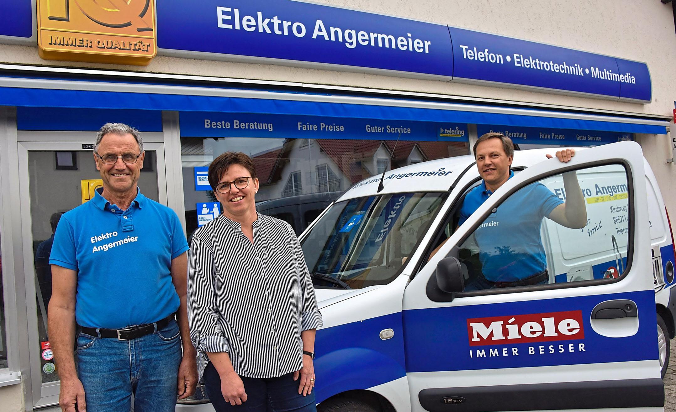 Ein flexibles Team: Elektrikermeister Helmut Angermeier (v.r.), Karin Neumair und Obermonteur Georg Euba erfüllen Kundenwünsche individuell und zuverlässig. Fotos: Hammerl Ein flexibles Team: Elektrikermeister Helmut Angermeier (v.r.), Karin Neumair und Obermonteur Georg Euba erfüllen Kundenwünsche individuell und zuverlässig. Fotos: Hammerl