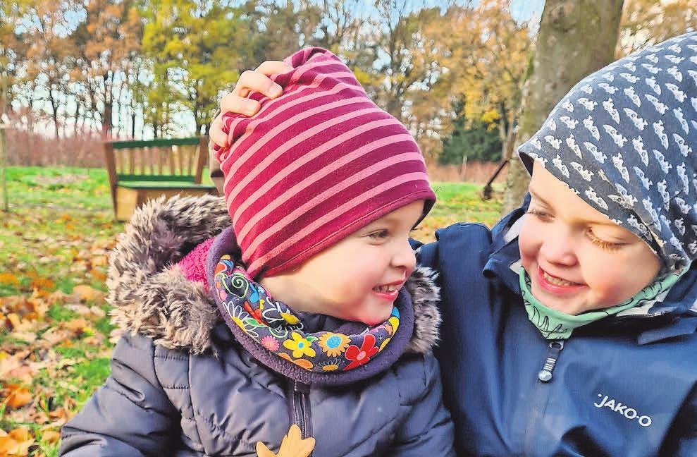 Frohe Feiertage wünschen Svea und Samu. Frohe Feiertage wünschen Svea und Samu.