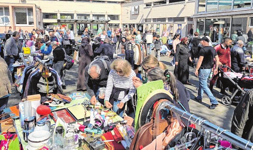Zum Stöbern lädt der klassische Flohmarkt ein. BILD: LUKO Zum Stöbern lädt der klassische Flohmarkt ein. BILD: LUKO