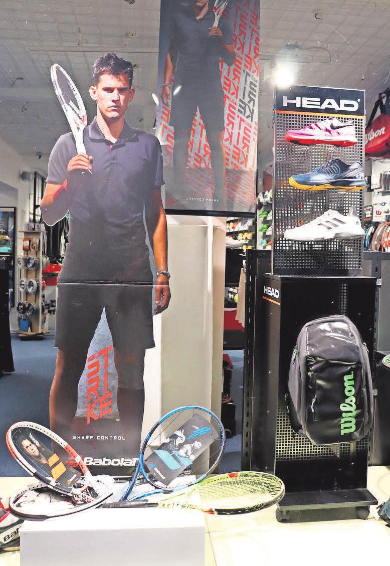 Onur Askin bietet in seinem Laden neben umfassender Tennisausstattung auch die Möglichkeit, diverse Schläger auszuprobieren. Onur Askin bietet in seinem Laden neben umfassender Tennisausstattung auch die Möglichkeit, diverse Schläger auszuprobieren.