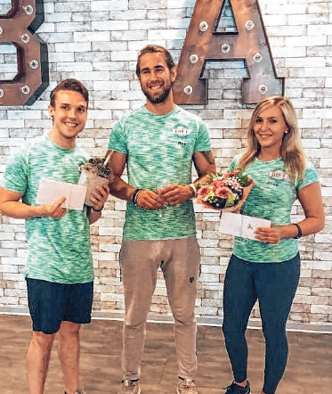 Alina Schneider, Clubmanager Max Amann und Benjamin Nukic (von rechts). FOTO:CLUB A Alina Schneider, Clubmanager Max Amann und Benjamin Nukic (von rechts). FOTO:CLUB A