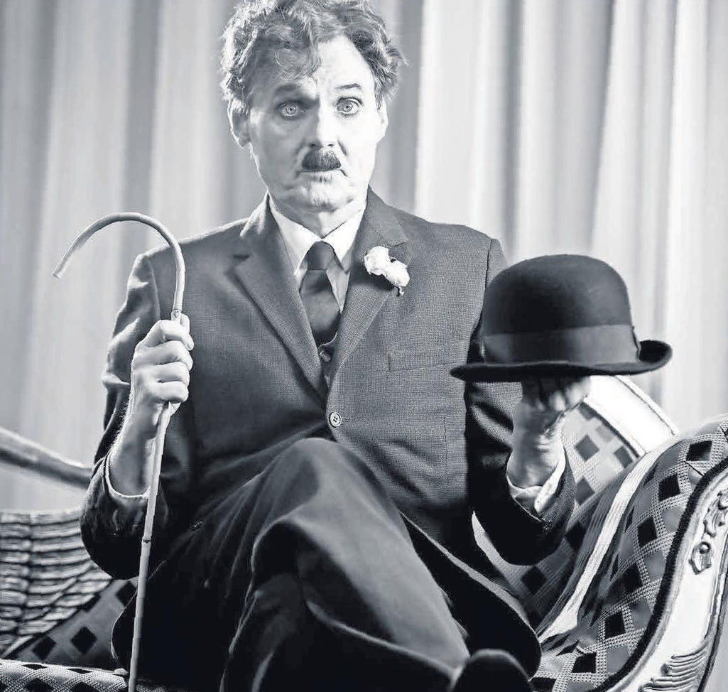 Wolfgang Bahro verkörpert auf der Bühne den genialen Filmkomiker Charlie Chaplin. Foto: paulpartyzimmer Wolfgang Bahro verkörpert auf der Bühne den genialen Filmkomiker Charlie Chaplin. Foto: paulpartyzimmer