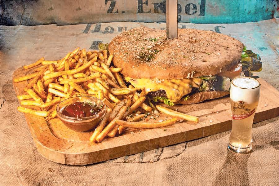 Wer den XXL-Burger „Mr. BurgerMeister“ alleine bewältigt, wird zum amtierenden BurgerMeister ernannt. FOTO:OH Wer den XXL-Burger „Mr. BurgerMeister“ alleine bewältigt, wird zum amtierenden BurgerMeister ernannt. FOTO:OH