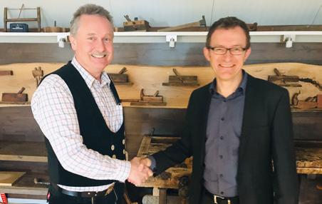 Thomas Werner (rechts), Abteilungsleiter Bereich Wirtschaftsförderung, gratuliert Horst Hendrik Kausche im Namen der WMG. © WMG Wolfsburg Thomas Werner (rechts), Abteilungsleiter Bereich Wirtschaftsförderung, gratuliert Horst Hendrik Kausche im Namen der WMG. © WMG Wolfsburg