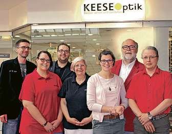 Norbert Keese (rechts) und sein Team von „Keese-Optik“ laden zu Weihnachten ins Buchholzer City-Center ein Foto: Keese Optik