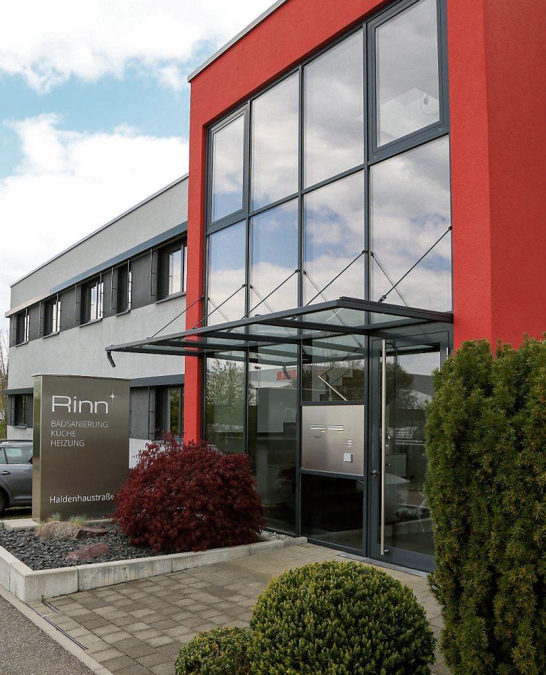Seit Sommer 2020 ist die Rinn GmbH am neuen Firmenstandort im Industriegebiet West auf Kusterdinger Gemarkung. Anfang dieses Jahres kamnun der Neubau einer über 200 Quadratmeter großen Badausstellung hinzu. Sowohl Komplettbäder als auch einzelne Highlights sind Teil der Ausstellung, die keine Wünsche offen lässt. Bilder: Unternehmen