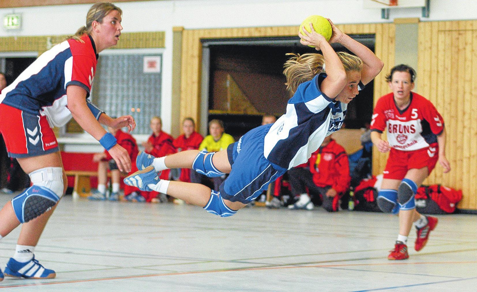 Die Handballdamen des SV Holdorf in Action - hier bei einem Spiel gegen den TV Cloppenburg. Fotos: Vollmer