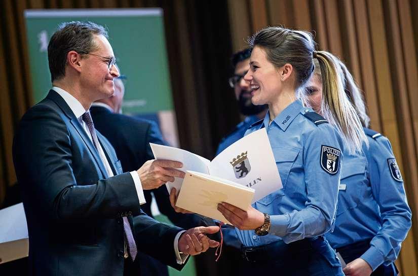 Nach ihrem Studium an der Hochschule für Wirtschaft und Recht (HWR) Berlin können die Absolventen eine Karriere im gehobenen Dienst starten – etwa im Bereich der organisierten Kriminalität oder Eigentumsdelikte. FOTO: BERND V. JUTRCZENKA / PA Nach ihrem Studium an der Hochschule für Wirtschaft und Recht (HWR) Berlin können die Absolventen eine Karriere im gehobenen Dienst starten – etwa im Bereich der organisierten Kriminalität oder Eigentumsdelikte. FOTO: BERND V. JUTRCZENKA / PA
