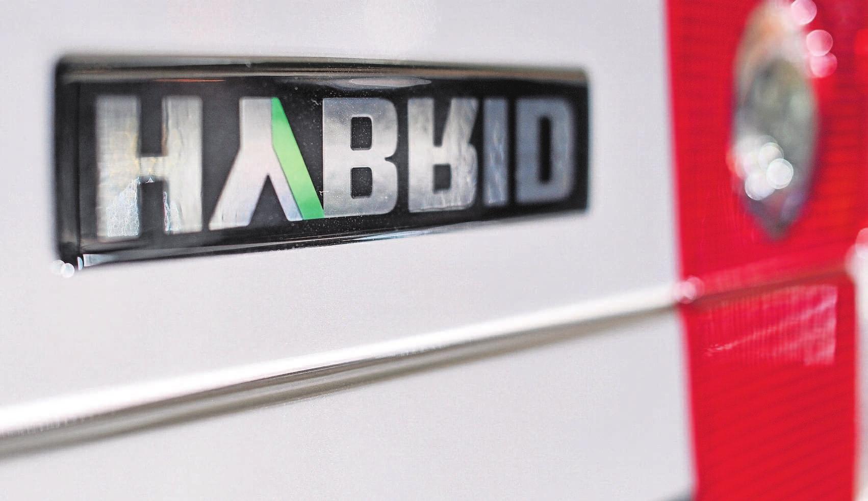 Fahrzeuge mit Hybridantrieb werden auf Deutschlands Straßen immer beliebter. Neben dem E-Kennzeichen auf dem Nummernschild weist der Schriftzug „Hybrid“ am Fahrzeug auf ein umweltfreundliches Fahrzeug hin. Foto: picture alliance/Ole Spata/dpa Fahrzeuge mit Hybridantrieb werden auf Deutschlands Straßen immer beliebter. Neben dem E-Kennzeichen auf dem Nummernschild weist der Schriftzug „Hybrid“ am Fahrzeug auf ein umweltfreundliches Fahrzeug hin. Foto: picture alliance/Ole Spata/dpa