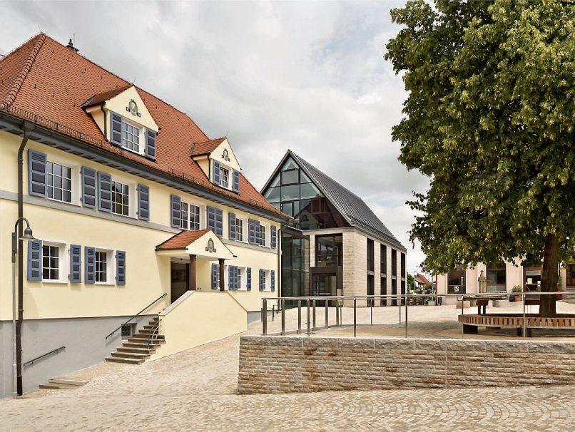 Das Schloss (oben) und das Rathaus sind unverkennbare Erkennungszeichen der schön gelegenen Gemeinde. Das Schloss (oben) und das Rathaus sind unverkennbare Erkennungszeichen der schön gelegenen Gemeinde.