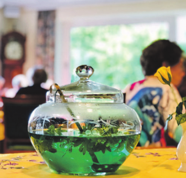 An geselligen Abenden wird im Mai auch gerne frische Maibowle serviert. Foto: Senioren-Wohnsitz Bendestorf