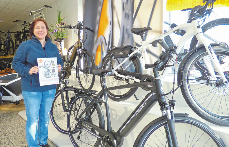 Mitarbeiterin Sonja Zschernitz vor einigen Modellen der Marke Velo de Ville. Foto: as Mitarbeiterin Sonja Zschernitz vor einigen Modellen der Marke Velo de Ville. Foto: as