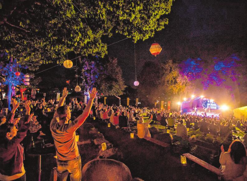 In Bensheim konnte das Stadtpark-Festival Vogel der Nacht nach einjähriger Corona-Pause wieder starten – unter Einhaltung von strengen Vorgaben. 500 Leute hatten Zutritt zur eingezäunten „schrägen Wiese“, erstmals wurde Eintritt verlangt. BILD: KIRSCH