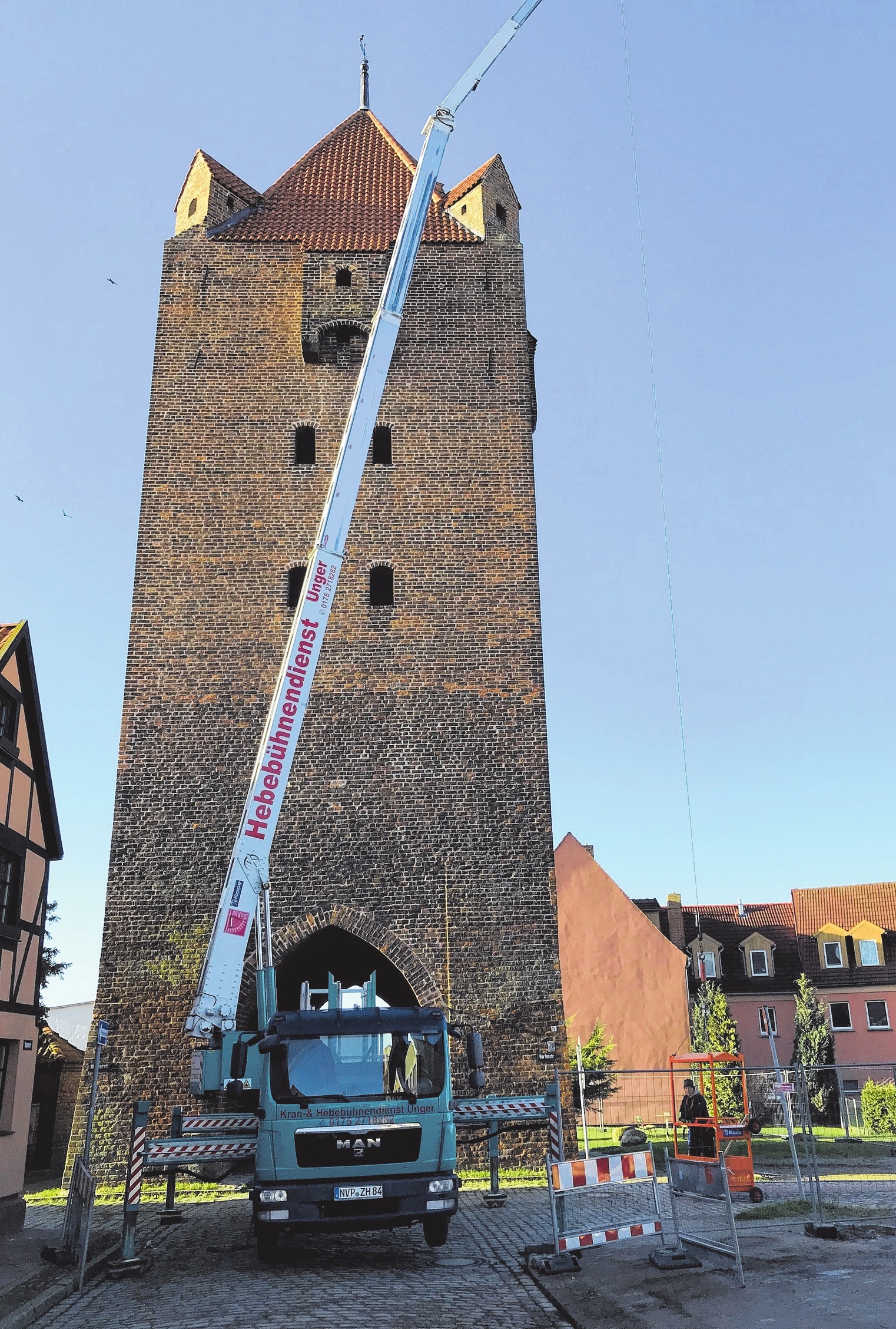 Hier konnte das Team der Bodstedter helfen: Damit das Dammtor in Barth wieder passierbar ist, holte das Unternehmen lose Dachziegel vom Turm. Hier konnte das Team der Bodstedter helfen: Damit das Dammtor in Barth wieder passierbar ist, holte das Unternehmen lose Dachziegel vom Turm.