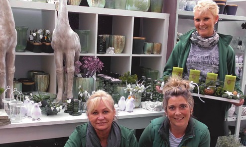Die Floristinnen vom Blumenhof Pein in Halstenbek sind schon fleißig dabei, jede Menge Adventliches herzustellen für die große Adventsausstellung Foto: Skibbe