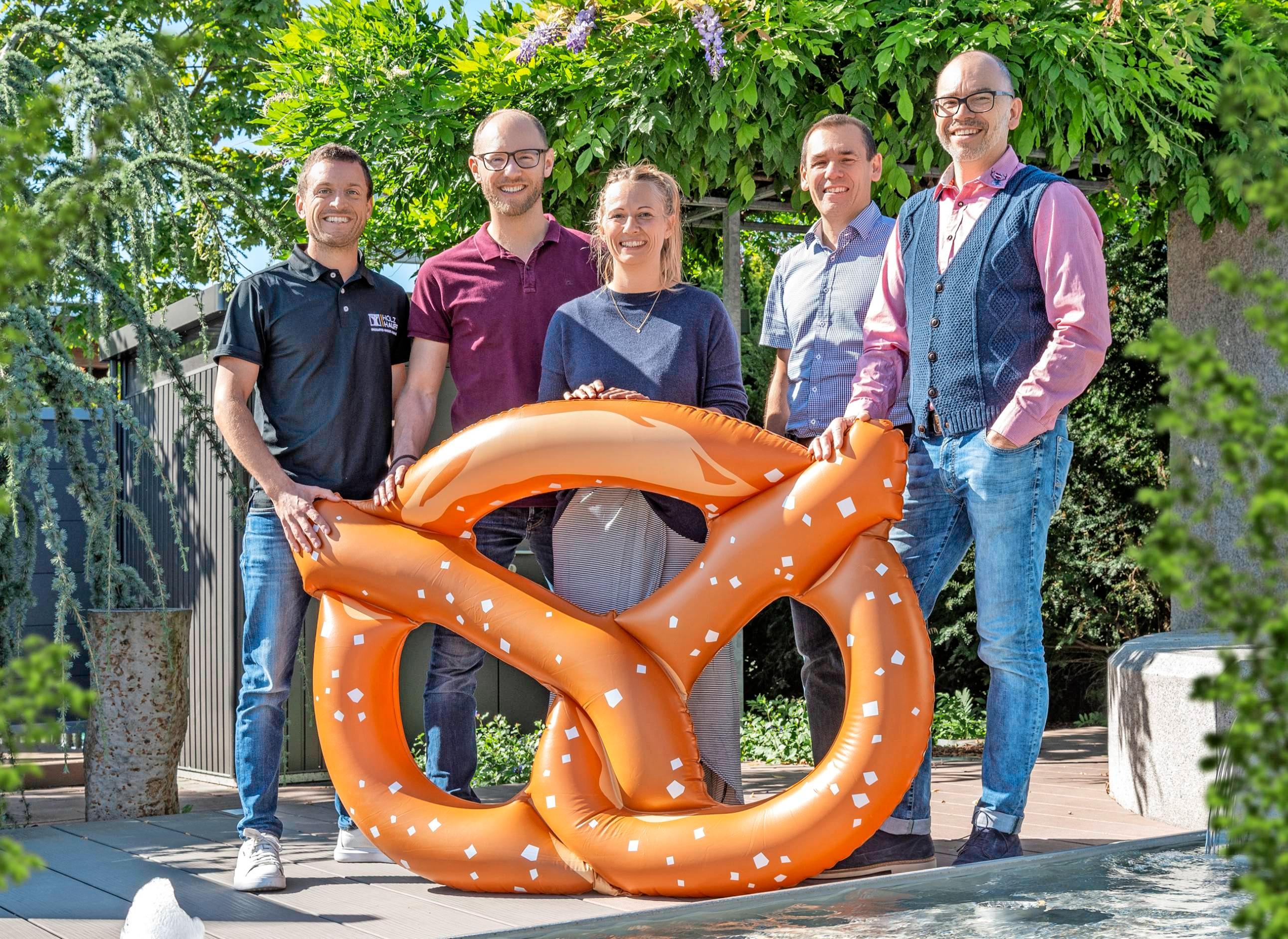 Freuen sich aufs Oktoberfest: (von links) Fabian Hauff (Holz Hauff), Christian Hirsch (Vorsitzender Wirtschaftskreis Leingarten), Nathalie Hutt (Auto Hutt), Ulrich Endner (Endner Wohnideen) und Michael Otlewski (Center O. Outlet). Foto: Faktorzwei GmbH Freuen sich aufs Oktoberfest: (von links) Fabian Hauff (Holz Hauff), Christian Hirsch (Vorsitzender Wirtschaftskreis Leingarten), Nathalie Hutt (Auto Hutt), Ulrich Endner (Endner Wohnideen) und Michael Otlewski (Center O. Outlet). Foto: Faktorzwei GmbH