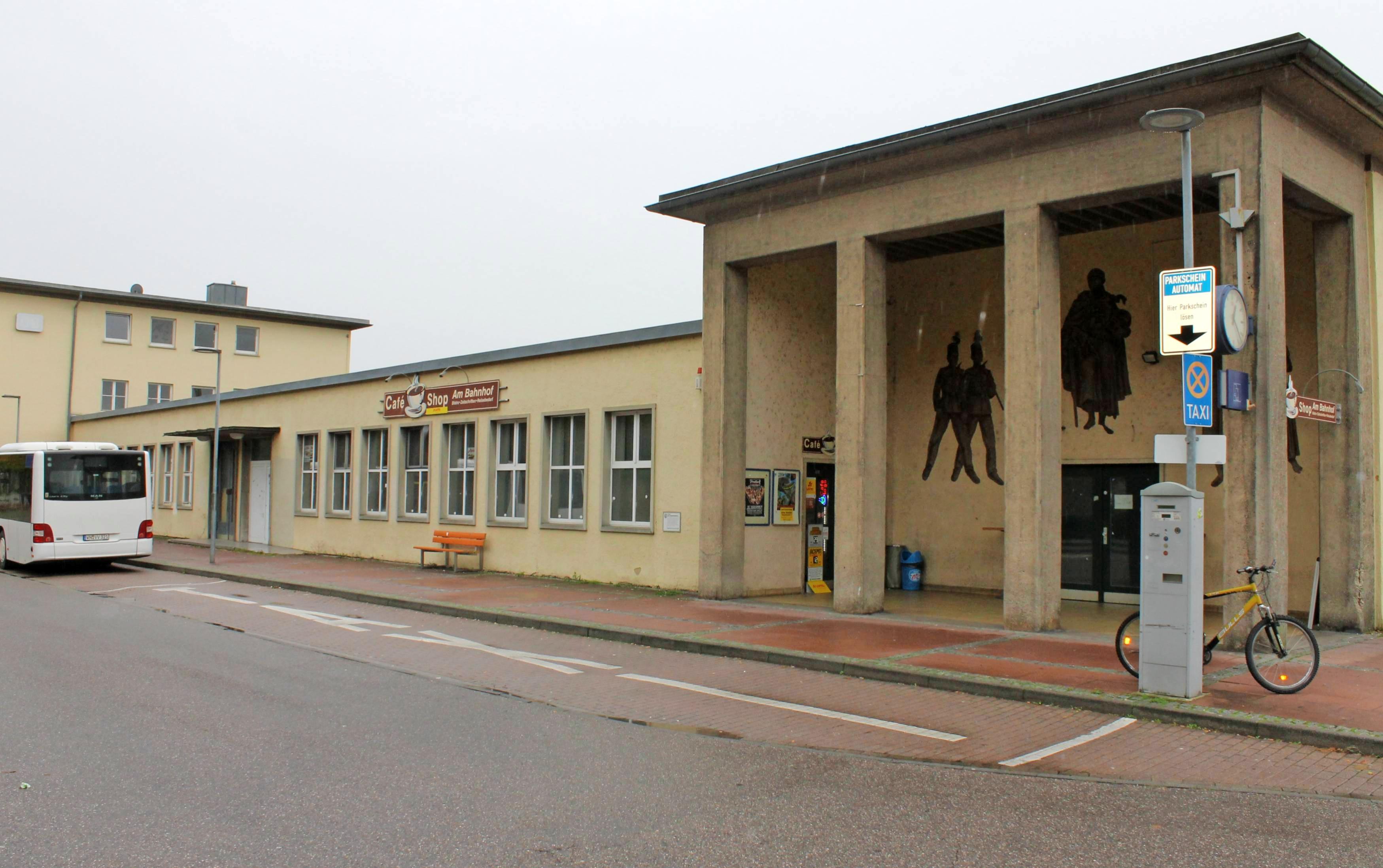 Wenig ansehnlich: Weil der neue Eigentümer des Bahnhofsgebäudes in Jagstfeld in Sachen Sanierung noch nichts unternommen hat, übt die Stadt Bad Friedrichshall ihr Ankaufsrecht aus. Foto: Archiv/Friedrich Wenig ansehnlich: Weil der neue Eigentümer des Bahnhofsgebäudes in Jagstfeld in Sachen Sanierung noch nichts unternommen hat, übt die Stadt Bad Friedrichshall ihr Ankaufsrecht aus. Foto: Archiv/Friedrich