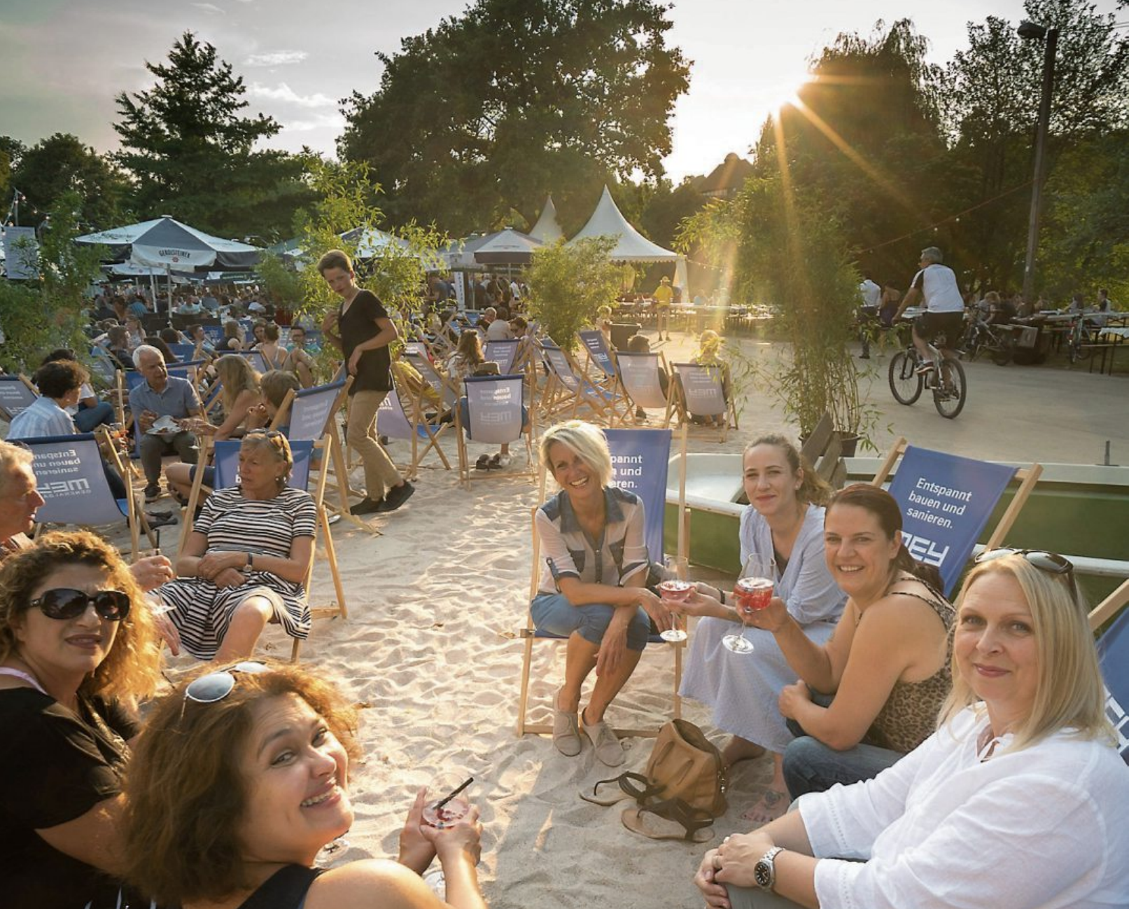Gemütlich am See sitzen, schlemmen und den Tag oder Abend genießen: Selbst, wenn es in diesem Jahr keine „Sommerinsel“ gibt, sind Tübinger und Gäste von Freitag, 26., bis Sonntag, 28. Juli, herzlich eingeladen, die gastronomischen Angebote beim „Sommer am See“ zu nutzen. Archivbild: Ulrich Metz