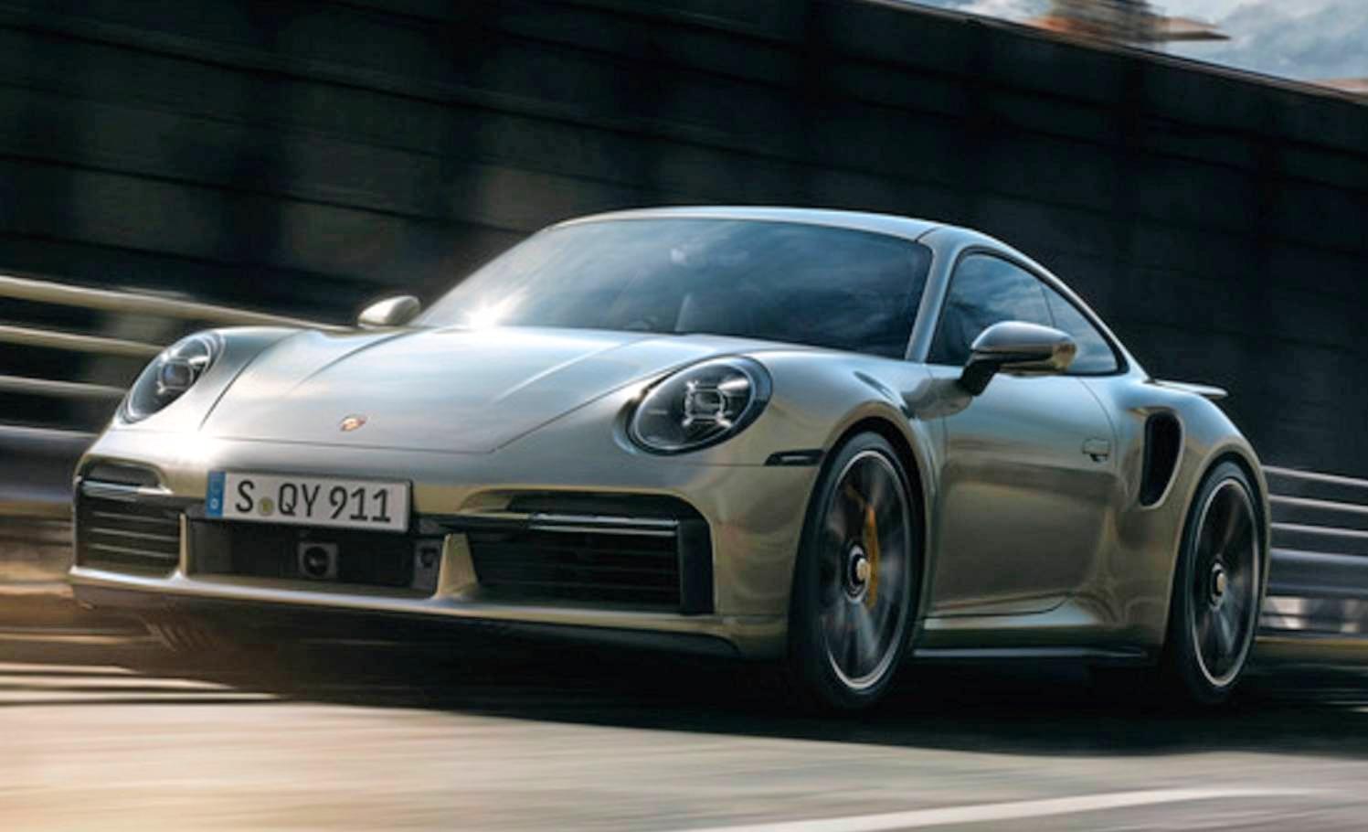 Gut vier Zentimeter breiter ist die Karosserie des neuen 911 Turbo S im Vergleich zum „normalen“ Elfer. Die aktive Buglippe vorne und der große Spoiler hinten sorgen für den nötigen Abtrieb. Im Heck arbeitet ein potenter 3,8-Liter-Sechszylinder. Foto: Porsche Gut vier Zentimeter breiter ist die Karosserie des neuen 911 Turbo S im Vergleich zum „normalen“ Elfer. Die aktive Buglippe vorne und der große Spoiler hinten sorgen für den nötigen Abtrieb. Im Heck arbeitet ein potenter 3,8-Liter-Sechszylinder. Foto: Porsche