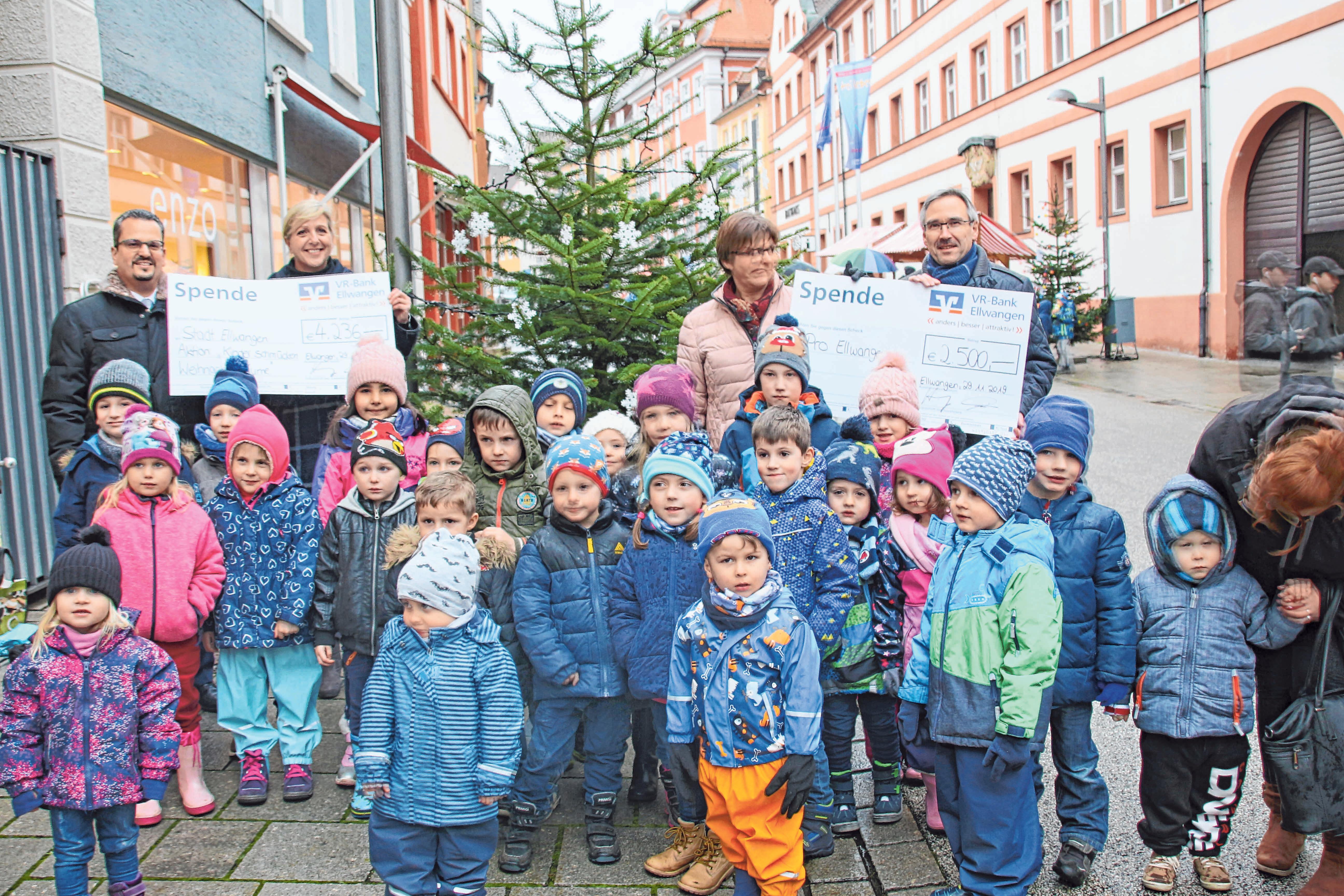 Einen von 63 Weihnachtsbäumen hat der Kindergarten Sankt Martin vergangenen Freitag in der Ellwanger Innenstadt geschmückt. Auf dem Foto zu sehen sind (von links): Bernd Finkbeiner (VR-Bank), Citymanagerin Verena Kiedaisch, Kindergartenleiterin Regina Mayer, Jürgen Hornung (VR-Bank) und die Kindergartenkinder. FOTO: AS Einen von 63 Weihnachtsbäumen hat der Kindergarten Sankt Martin vergangenen Freitag in der Ellwanger Innenstadt geschmückt. Auf dem Foto zu sehen sind (von links): Bernd Finkbeiner (VR-Bank), Citymanagerin Verena Kiedaisch, Kindergartenleiterin Regina Mayer, Jürgen Hornung (VR-Bank) und die Kindergartenkinder. FOTO: AS
