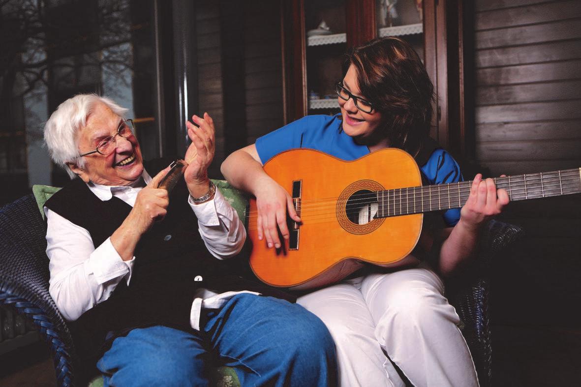 Edina Basic hat im Friederica-von Ellendsheim-Haus ihre Ausbildung zur Altenpflegerin absolviert. Hier musiziert sie mit der Bewohnerin Charlotte Schwark. FOTO: HFR Edina Basic hat im Friederica-von Ellendsheim-Haus ihre Ausbildung zur Altenpflegerin absolviert. Hier musiziert sie mit der Bewohnerin Charlotte Schwark. FOTO: HFR
