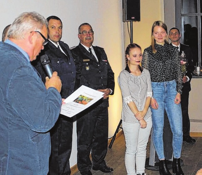 Bürgermeister Dietrich Neick ernannte Michelle Golla und Maja Siedenschnur von der Jugendfeuerwehr zur Feuerwehrfrauanwärterinnen. Bürgermeister Dietrich Neick ernannte Michelle Golla und Maja Siedenschnur von der Jugendfeuerwehr zur Feuerwehrfrauanwärterinnen.