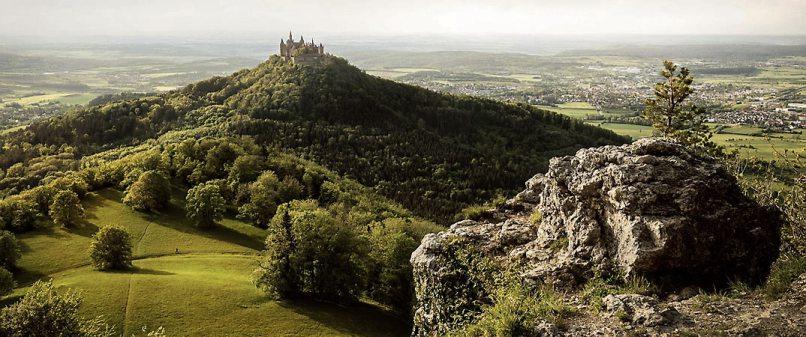 Der Urlaub kann kommen. Unsere Region ist abwechslungsreich und hat viel zu bieten: Burgen und Schlösser, gut ausgeschilderte Wanderwege oder einfach nur Spaß für die ganze Familie. Bilder (v.l.n.r.): Schwäbische Alb Tourismus. Fotograf: Günther Bayerl, ©Jürgen Fälchle - stock.adobe.com, Freizeitbetriebe Möck.