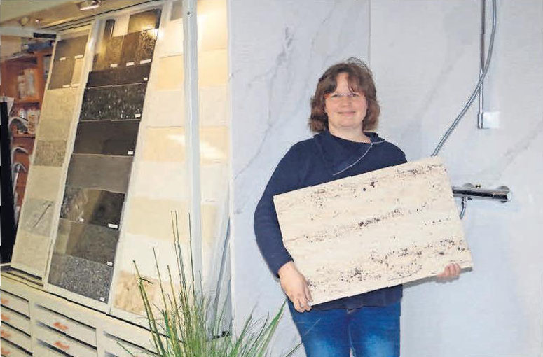 Caren Sauer präsentiert eine Auswahl an Materialien aus aller Welt. Caren Sauer präsentiert eine Auswahl an Materialien aus aller Welt.