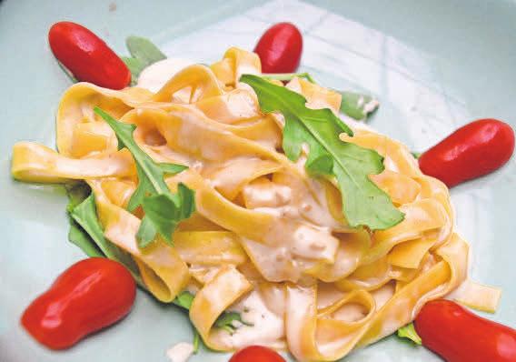 Pesto von weißen Trüffeln macht die Tagliatelle zu einer Delikatesse. Pesto von weißen Trüffeln macht die Tagliatelle zu einer Delikatesse.