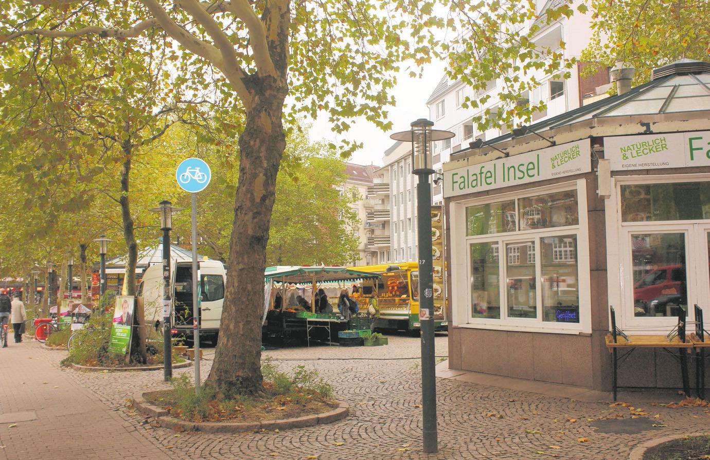 Bäume und ein Wochenmarkt sorgten für Gemütlichkeit auf dem Winterhuder Marktplatz Fotos: Hanke
