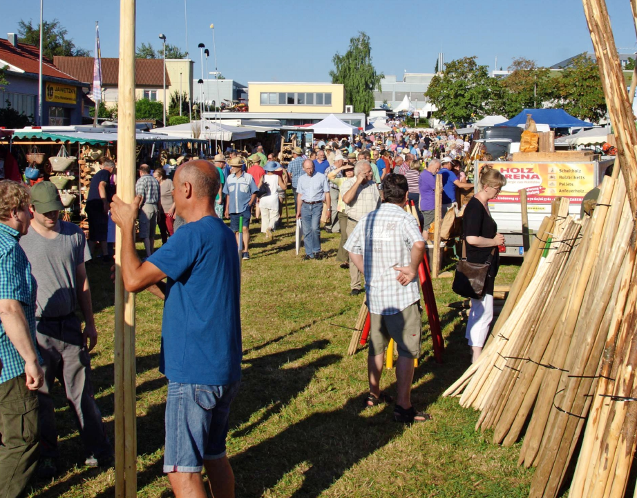 Beim Ilsfelder Holzmarkt wird traditionell gefeiert, gehandelt, verkauft und es werden viele Informationen ausgetauscht. Foto: privat Beim Ilsfelder Holzmarkt wird traditionell gefeiert, gehandelt, verkauft und es werden viele Informationen ausgetauscht. Foto: privat