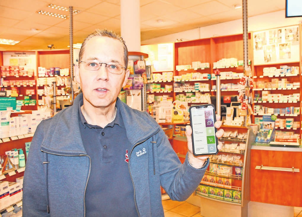 Unkomplizierte Vorbestellung von Arzneimitteln: Apotheker Dr. Klaus Eckart in der Hubertus-Apotheke. FOTOS: KIRCHHOFF Unkomplizierte Vorbestellung von Arzneimitteln: Apotheker Dr. Klaus Eckart in der Hubertus-Apotheke. FOTOS: KIRCHHOFF