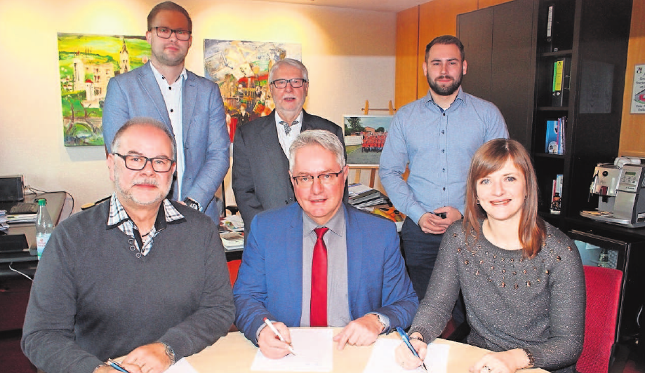 Nach der Vertragsunterzeichnung im Helmbrechtser Rathaus entstand dieses Bild mit (hinten, von links): Christian Wagner und Hans-Jürgen Moos vom Verlag sowie Martin Weigold, den für den redaktionellen Inhalt zuständigen Öffentlichkeitsreferent im Helmbrechtser Rathaus sowie (vorn, sitzend): die Bürgermeister Peter Geiser (Schauenstein), Stefan Pöhlmann (Helmbrechts) und Annika Popp (Leupoldsgrün). Foto: wb Nach der Vertragsunterzeichnung im Helmbrechtser Rathaus entstand dieses Bild mit (hinten, von links): Christian Wagner und Hans-Jürgen Moos vom Verlag sowie Martin Weigold, den für den redaktionellen Inhalt zuständigen Öffentlichkeitsreferent im Helmbrechtser Rathaus sowie (vorn, sitzend): die Bürgermeister Peter Geiser (Schauenstein), Stefan Pöhlmann (Helmbrechts) und Annika Popp (Leupoldsgrün). Foto: wb