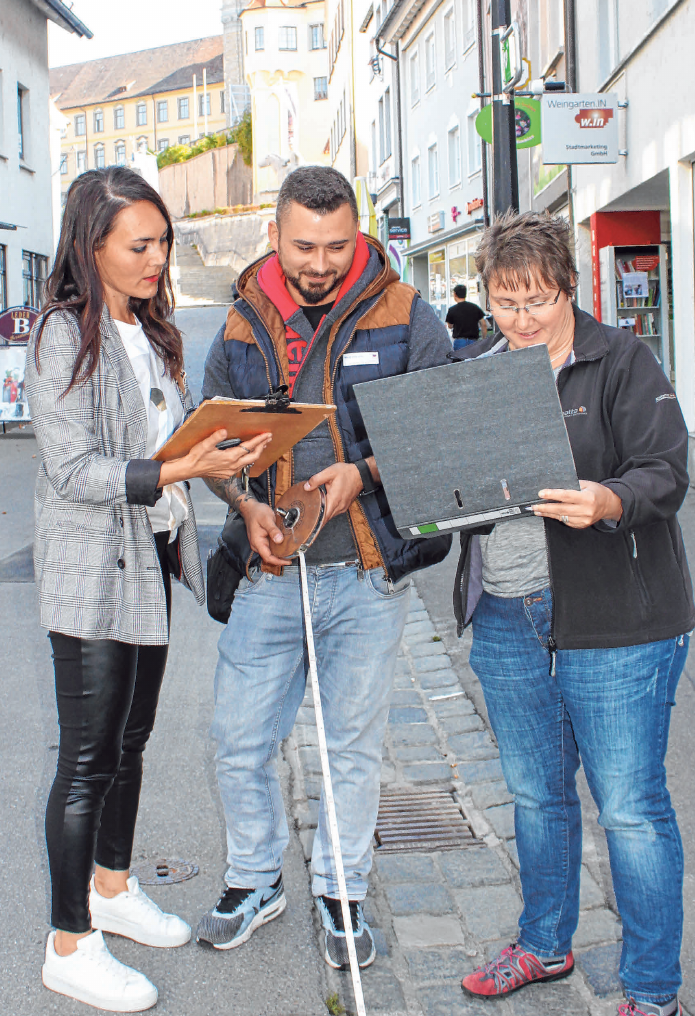 Die Länge der Stände auszumessen ist eine der Aufgaben des Teams vom Marktamt. Sachgebietsleiterin Diana Morhard, Marktmeister Hans Westner und Mitarbeiterin Brigitte Knitz sind im Einsatz. FOTOS: ROSA LANER Die Länge der Stände auszumessen ist eine der Aufgaben des Teams vom Marktamt. Sachgebietsleiterin Diana Morhard, Marktmeister Hans Westner und Mitarbeiterin Brigitte Knitz sind im Einsatz. FOTOS: ROSA LANER