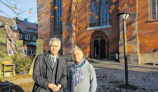 Pastor Bernd Schwarze und Frank Peschlow (re.) vor dem neuen vorweihnachtlichen Sternenhimmel. FOTO: MPA Pastor Bernd Schwarze und Frank Peschlow (re.) vor dem neuen vorweihnachtlichen Sternenhimmel. FOTO: MPA