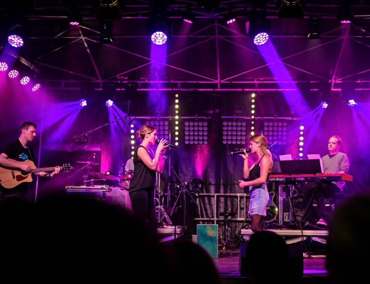 Sie stehen für gute Unterhaltung und vertreten das Genre „deutsche Popsongs“: die Gruppe Annalena&Sofie. Die Band ist im Unterland bekannt und beliebt. Sie stehen für gute Unterhaltung und vertreten das Genre „deutsche Popsongs“: die Gruppe Annalena&Sofie. Die Band ist im Unterland bekannt und beliebt.