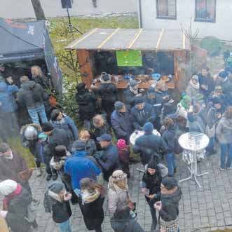 Auf dem Weihnachtsmarkt Unterschneidheim herrscht großer Trubel. Auf dem Weihnachtsmarkt Unterschneidheim herrscht großer Trubel.