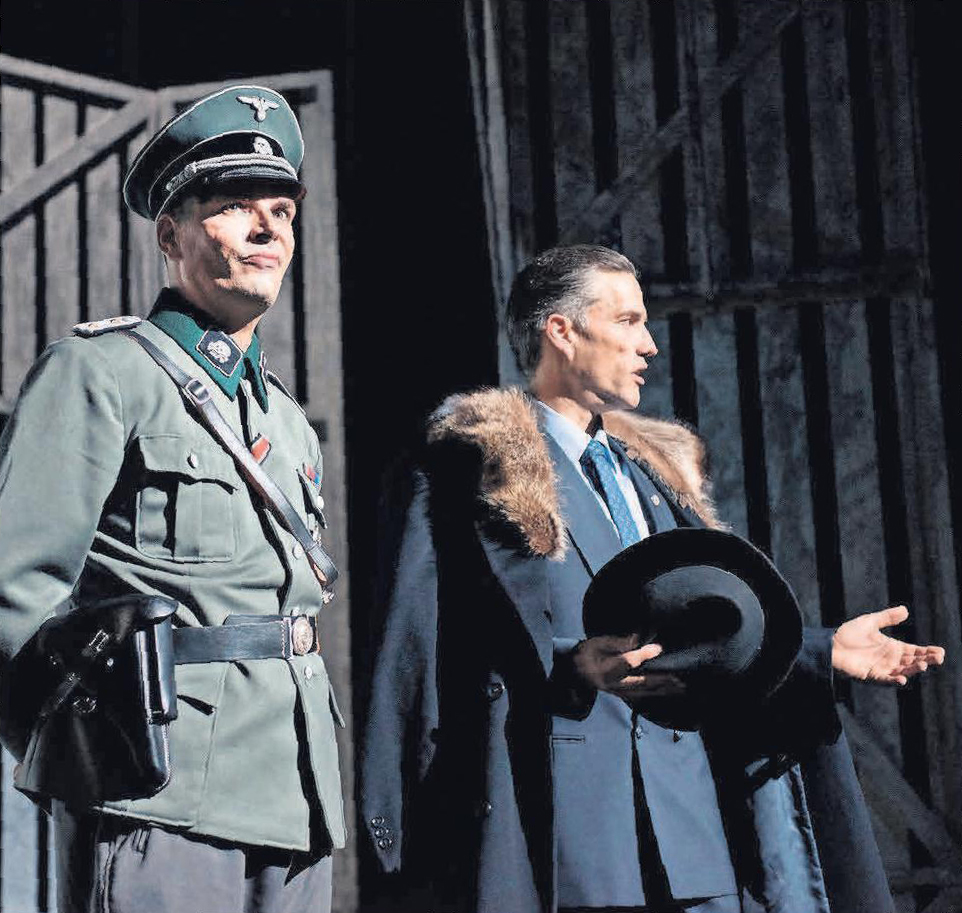 Mit Armin Riahi (links), der überaus eindringlich den Lagerkommandanten Amon Göth spielt, und Stefan Bockelmann, der Oskar Schindler verkörpert, hat Florian Battermann zwei Rollen ideal besetzt. Mit Armin Riahi (links), der überaus eindringlich den Lagerkommandanten Amon Göth spielt, und Stefan Bockelmann, der Oskar Schindler verkörpert, hat Florian Battermann zwei Rollen ideal besetzt.