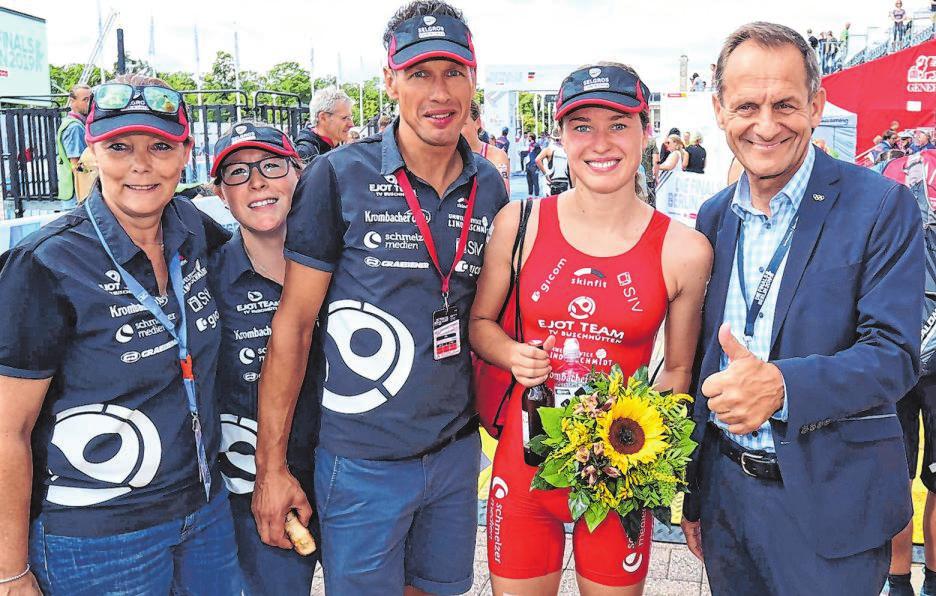 Das Erinnerungsfoto mit DOSB-Präsident Alfons Hörmann (r.) zeigt (v.l.) Betreuerin Andrea Göckus, Physiotherapeutin Isabelle Eberling, den Sportlichen Leiter Marco Göckus sowie die Bronzemedaillengewinnerin Lena Meißner. Foto: torte Das Erinnerungsfoto mit DOSB-Präsident Alfons Hörmann (r.) zeigt (v.l.) Betreuerin Andrea Göckus, Physiotherapeutin Isabelle Eberling, den Sportlichen Leiter Marco Göckus sowie die Bronzemedaillengewinnerin Lena Meißner. Foto: torte