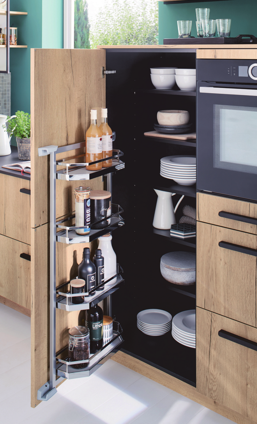 PASSGENAU: So lässt sich jeder Küchenschrank doppelt nutzen – mit Einlegeböden und einem zusätzlichen Türregal mit höhenverstellbaren Tablaren. Fotos: AMK