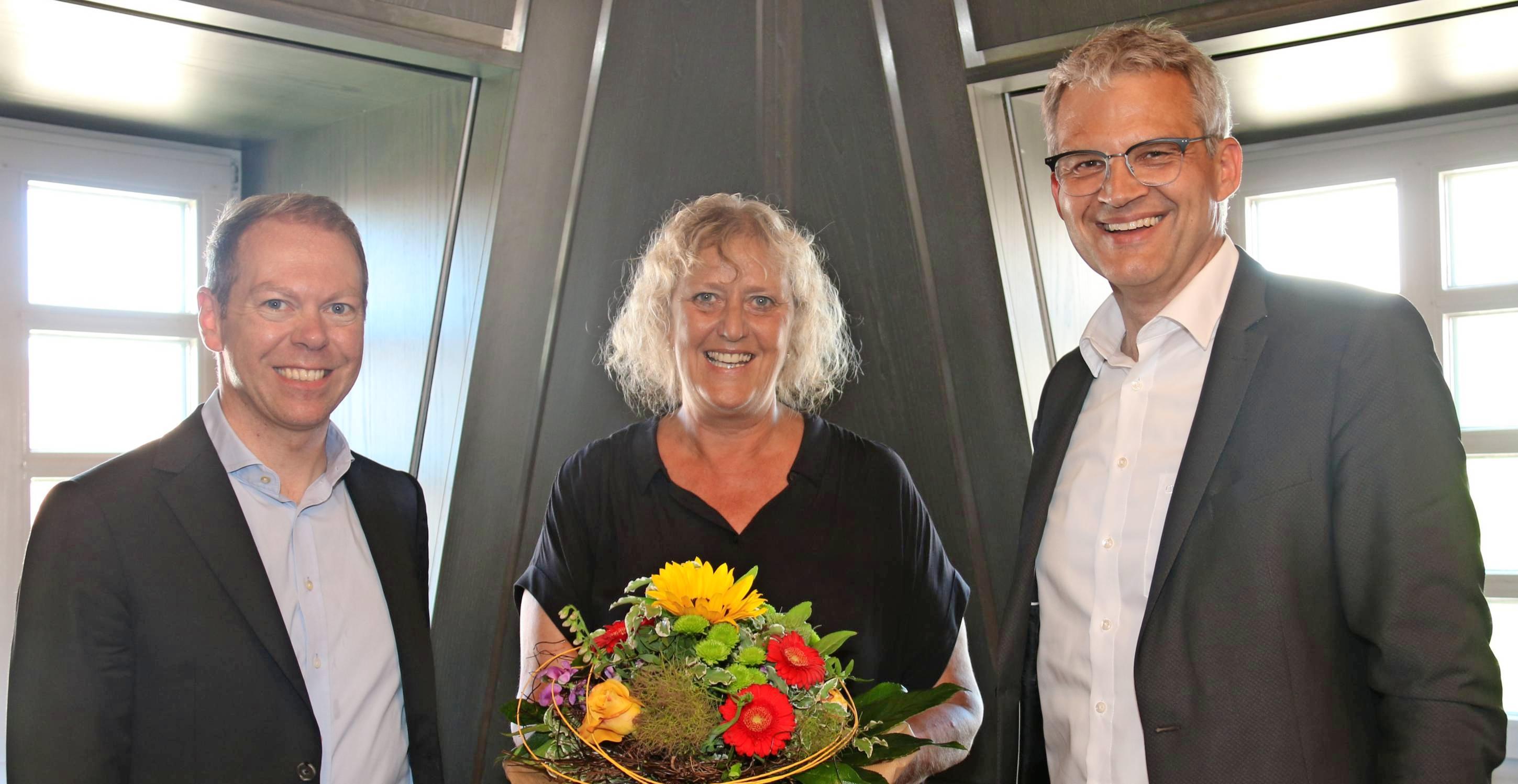 OB Steffen Hertwig (re.) dankte Ursula Stiefken und Dr. Torsten Briegel von den Stadtwerken Heilbronn für die professionelle Aquatoll-Betriebsführung. Foto: snp OB Steffen Hertwig (re.) dankte Ursula Stiefken und Dr. Torsten Briegel von den Stadtwerken Heilbronn für die professionelle Aquatoll-Betriebsführung. Foto: snp