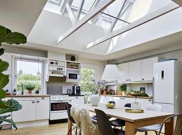 Licht von oben ist gerade in Räumen, wo auch gearbeitet wird angenehm. FOTO: VELUX Licht von oben ist gerade in Räumen, wo auch gearbeitet wird angenehm. FOTO: VELUX