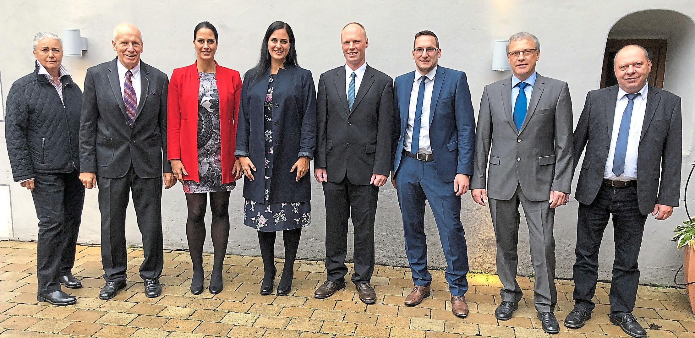 Die Firmengründer Karin und Peter Schöpfel mit den geschäftsführenden Gesellschafterinnen Natascha und Nadja Schöpfel (von links) sowie Norbert Kirschner (Prokurist und Betriebsleiter Recyclinganlage Neuburg), Daniel Schwäbl (Betriebsleiter Mietpark Ingolstadt), Hans Spiegel (Betriebsleiter der Firma ROHO) und Michael Raatz (Leiter Kanalabteilung) freuen sich über das 40-jährige Firmenjubiläum. Foto: Schöpfel Die Firmengründer Karin und Peter Schöpfel mit den geschäftsführenden Gesellschafterinnen Natascha und Nadja Schöpfel (von links) sowie Norbert Kirschner (Prokurist und Betriebsleiter Recyclinganlage Neuburg), Daniel Schwäbl (Betriebsleiter Mietpark Ingolstadt), Hans Spiegel (Betriebsleiter der Firma ROHO) und Michael Raatz (Leiter Kanalabteilung) freuen sich über das 40-jährige Firmenjubiläum. Foto: Schöpfel