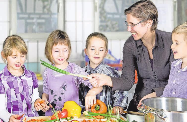 Um Jungen und Mädchen für Gemüse zu begeistern, ist es sinnvoll, zunächst ihr Interesse für Ernährung zu wecken. Foto: AOK-Mediendienst Um Jungen und Mädchen für Gemüse zu begeistern, ist es sinnvoll, zunächst ihr Interesse für Ernährung zu wecken. Foto: AOK-Mediendienst