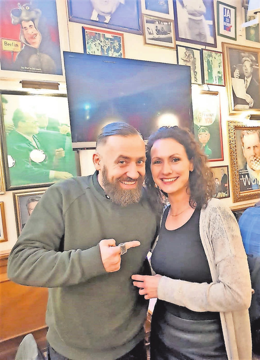 Hauptdarsteller Bürger Lars Dietrich freut sich mit Christina Heine, Mitarbeiterin der Komödie im Theater am Aegi, über den gelungenen Abend. Hauptdarsteller Bürger Lars Dietrich freut sich mit Christina Heine, Mitarbeiterin der Komödie im Theater am Aegi, über den gelungenen Abend.