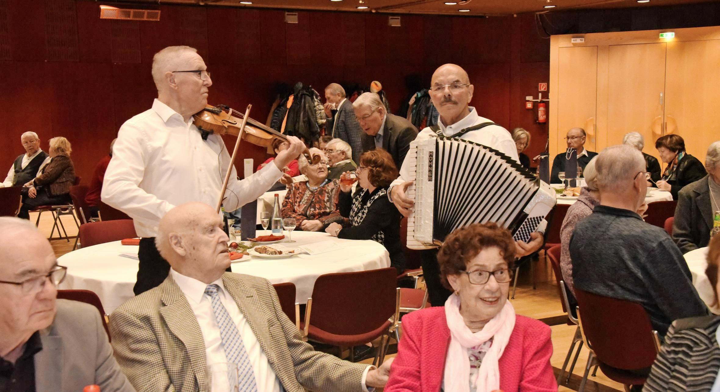 Als Duo Die Zwei sorgten Günther Hauser und Gerd Geyer mit Akkordeon und Violine für beste Unterhaltung. Fotos: Karl-Heinz Leitz Als Duo Die Zwei sorgten Günther Hauser und Gerd Geyer mit Akkordeon und Violine für beste Unterhaltung. Fotos: Karl-Heinz Leitz